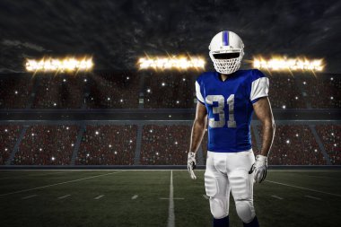 Futbolcu mavi bir üniforma ile