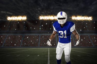 Futbolcu mavi bir üniforma ile