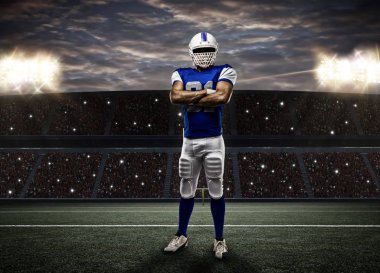 Futbolcu mavi bir üniforma ile