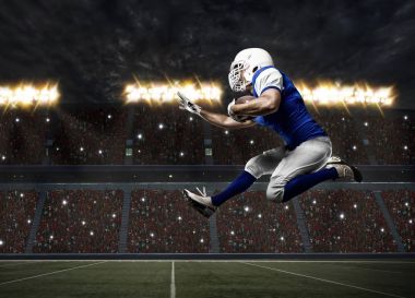 Futbolcu mavi bir üniforma ile