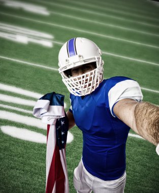 Futbolcu mavi bir üniforma ile