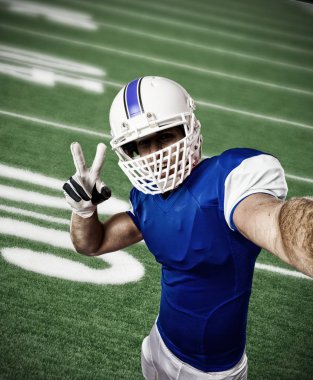 Futbolcu mavi bir üniforma ile