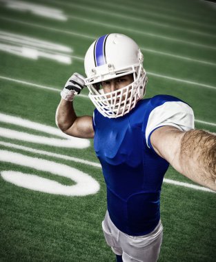 Futbolcu mavi bir üniforma ile