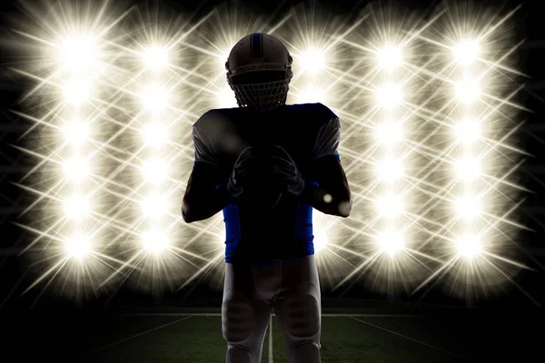 Joueur de football avec un uniforme bleu — Photo