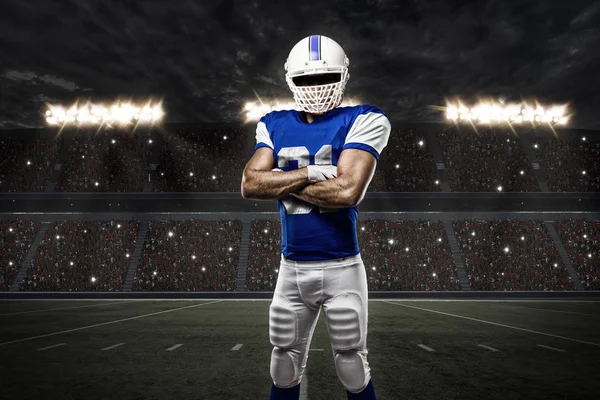 Futbolcu mavi bir üniforma ile