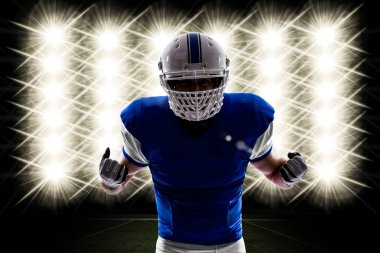 Futbolcu mavi bir üniforma ile