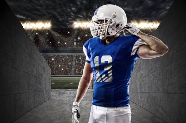 Futbolcu mavi bir üniforma ile