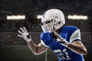 Futbolcu mavi bir üniforma ile