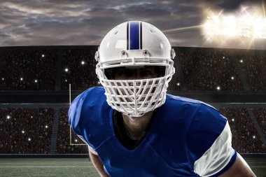 Futbolcu mavi bir üniforma ile