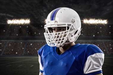 Futbolcu mavi bir üniforma ile