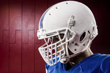 Futbolcu mavi bir üniforma ile