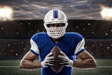 Futbolcu mavi bir üniforma ile