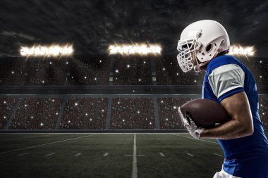 Futbolcu mavi bir üniforma ile