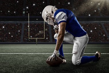 Futbolcu mavi bir üniforma ile