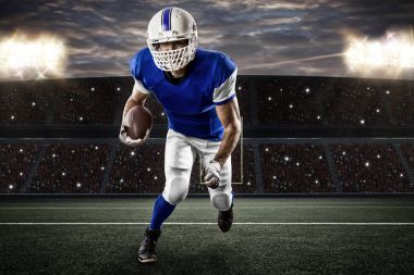 Futbolcu mavi bir üniforma ile