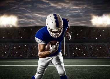 Futbolcu mavi bir üniforma ile