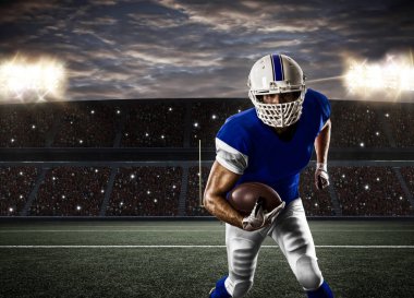 Futbolcu mavi bir üniforma ile