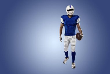 Futbolcu mavi bir üniforma ile