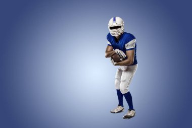 Futbolcu mavi bir üniforma ile