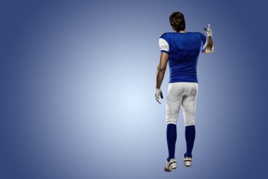 Futbolcu mavi bir üniforma ile