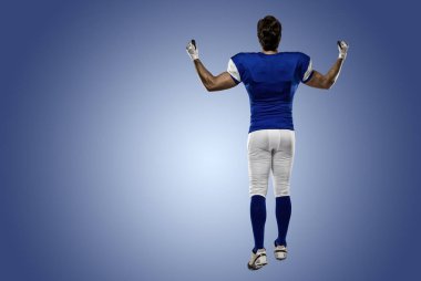 Futbolcu mavi bir üniforma ile