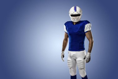 Futbolcu mavi bir üniforma ile