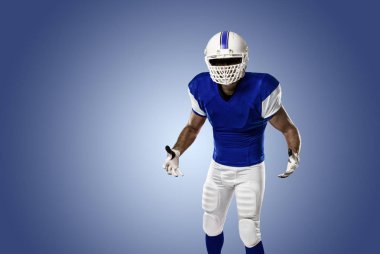 Futbolcu mavi bir üniforma ile