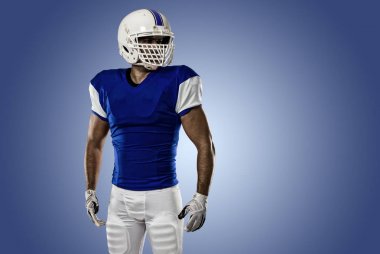 Futbolcu mavi bir üniforma ile