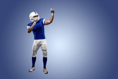 Futbolcu mavi bir üniforma ile