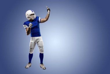 Futbolcu mavi bir üniforma ile