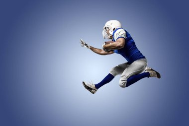 Futbolcu mavi bir üniforma ile