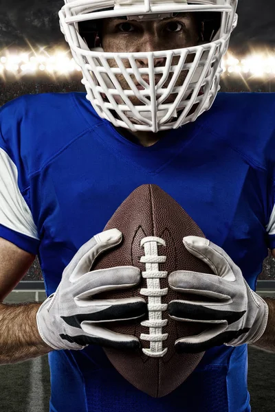 Futbolcu mavi bir üniforma ile