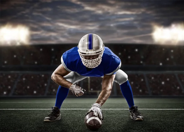 Jogador de futebol com um uniforme azul — Fotografia de Stock