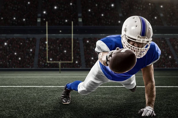 Fotbollsspelare med en blå uniform — Stockfoto