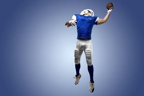 Jogador de futebol com um uniforme azul — Fotografia de Stock