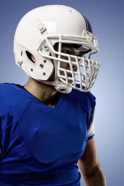 Futbolcu mavi bir üniforma ile