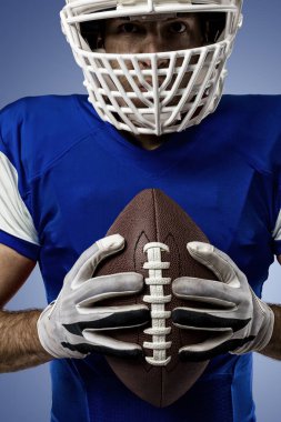 Futbolcu mavi bir üniforma ile