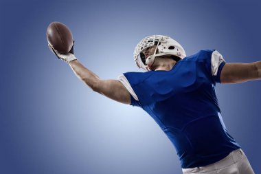 Futbolcu mavi bir üniforma ile