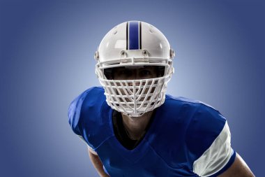 Futbolcu mavi bir üniforma ile