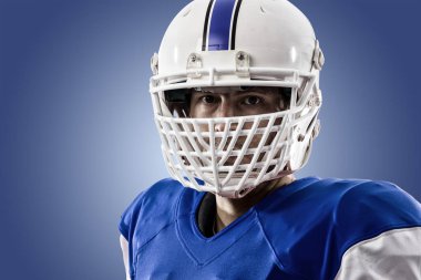 Futbolcu mavi bir üniforma ile