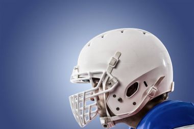 Futbolcu mavi bir üniforma ile