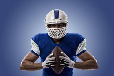 Futbolcu mavi bir üniforma ile