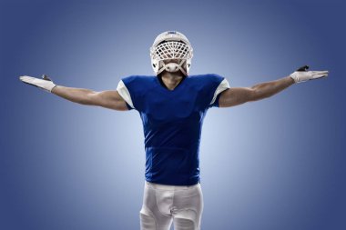 Futbolcu mavi bir üniforma ile