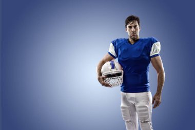 Futbolcu mavi bir üniforma ile