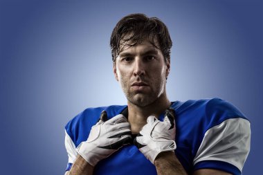 Futbolcu mavi bir üniforma ile