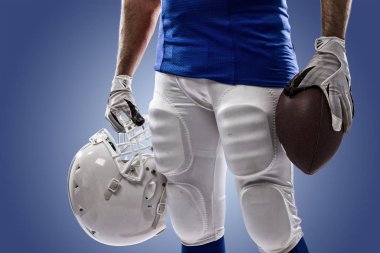 Futbolcu mavi bir üniforma ile