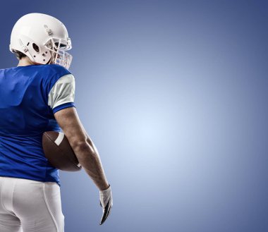 Futbolcu mavi bir üniforma ile