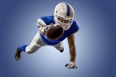 Futbolcu mavi bir üniforma ile