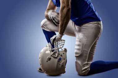 Futbolcu mavi bir üniforma ile