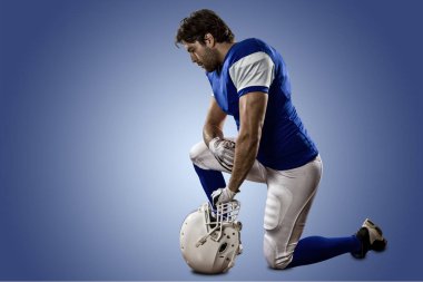 Futbolcu mavi bir üniforma ile